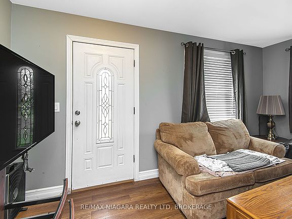 5th image of 170 Hellems Ave E