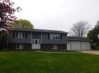 814 Country Club Dr, Maquoketa, IA 52060