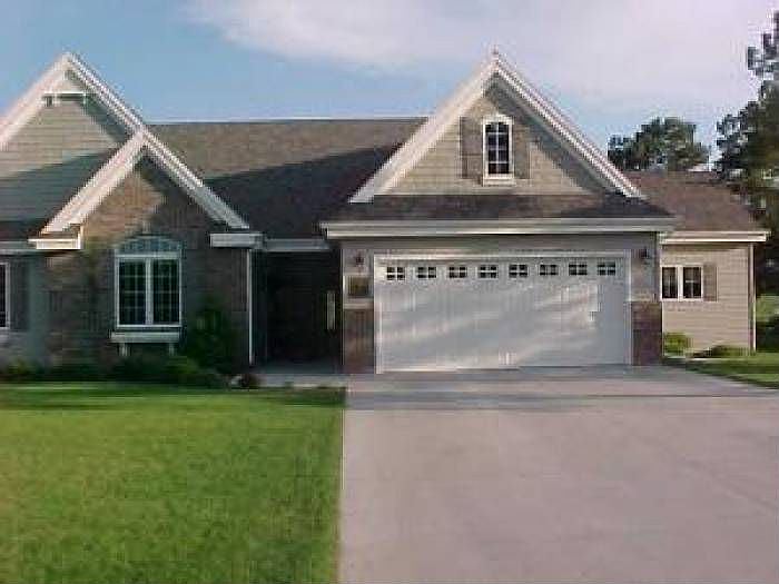1st image of 749 Lake Forest Cir