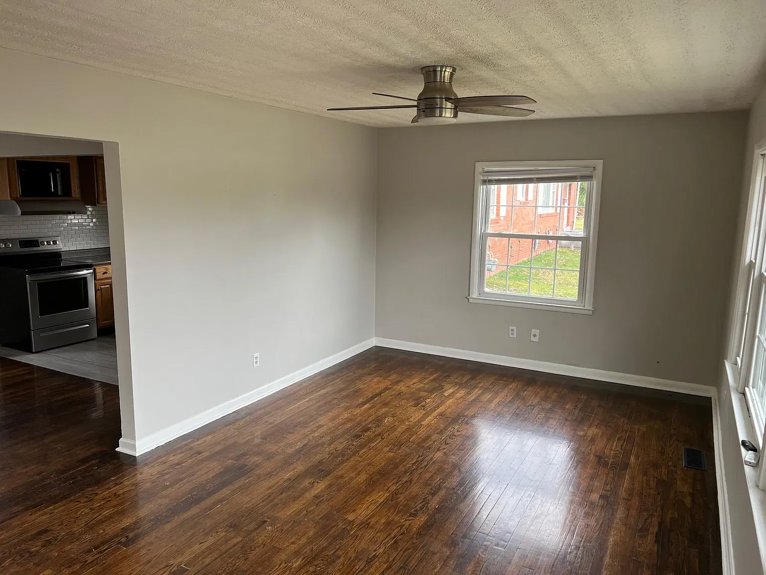4 bed, 1400 sqft, $2,150 — Photo 2