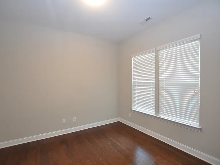 1004 Sterling Dr — Photo 9