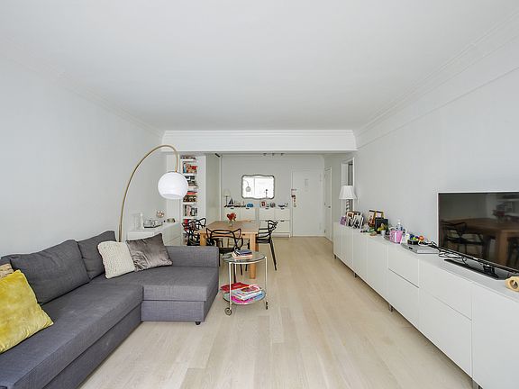 3rd image of 100 W 57th St APT 17J