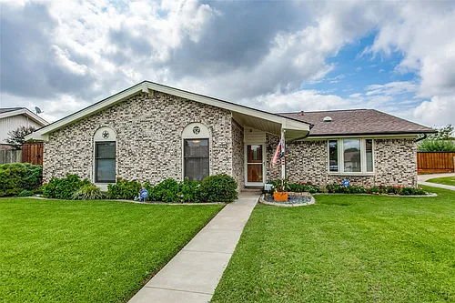 1902 Heather Way Photo 1