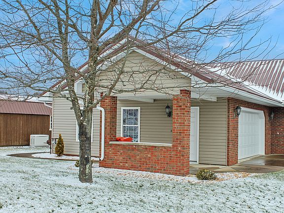 3rd image of 124 Columbus Dr