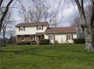 7057 Old English Rd, Lockport, NY 14094