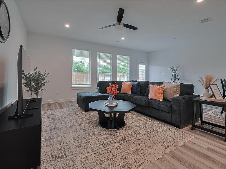 10405 Hadley Park Trl — Photo 2