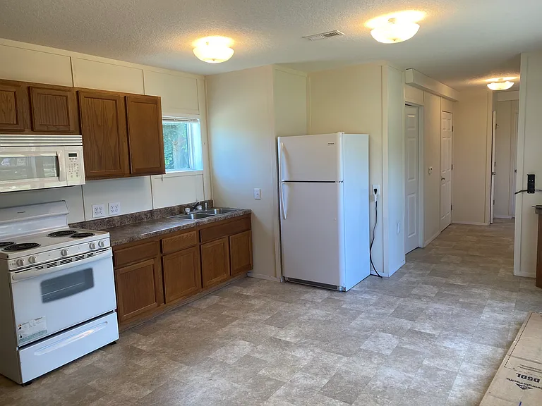 17020 Meridian Blvd — Photo 9