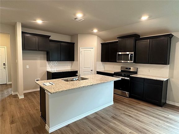 4th image of 1038 Verona Dr