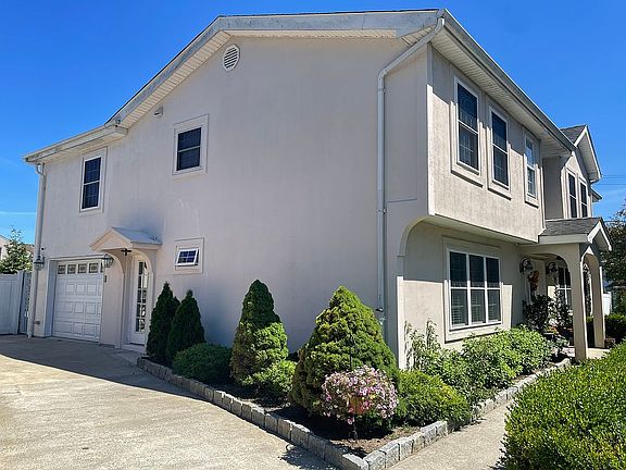 3rd image of 1 Regina Dr