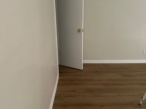 4th image of 7452 Woodley Ave