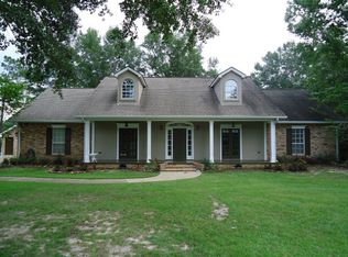 100 Oakwood Ln, Picayune, MS 39466