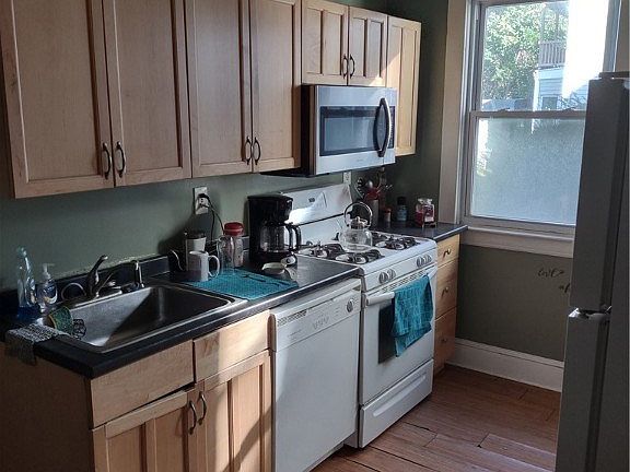 2nd image of 1046 W Belden Ave