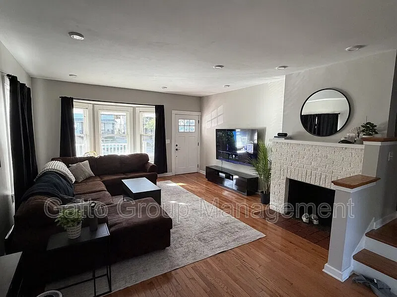 3 bed, 1.0 bath, $2,090 — Photo 4