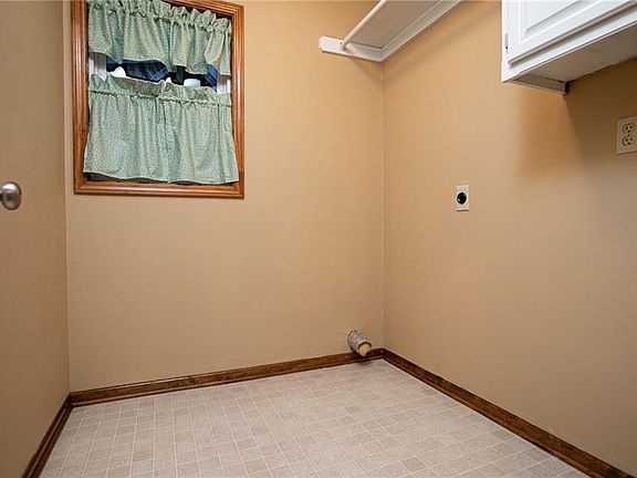 4th image of 820 Plum Rose Dr