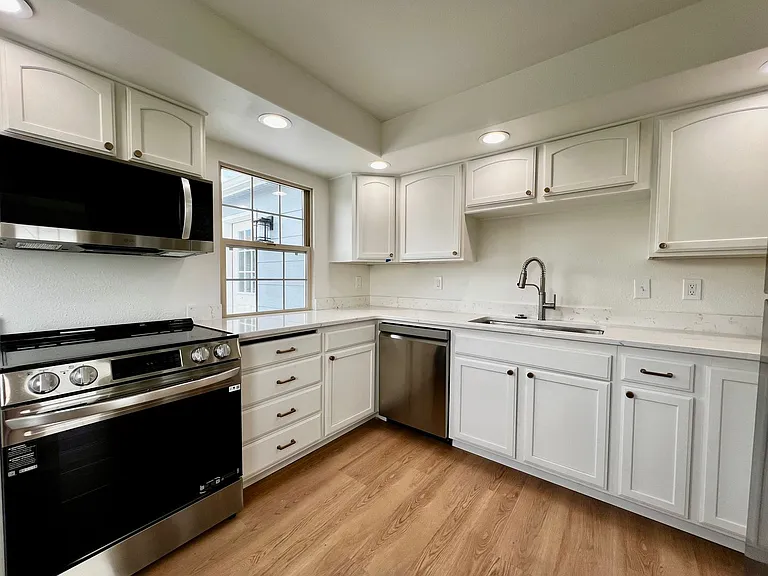 5204 Roza Hill Dr — Photo 8