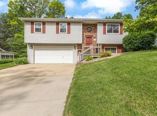 27 Williamsburg Ln, Glen Carbon, IL 62034