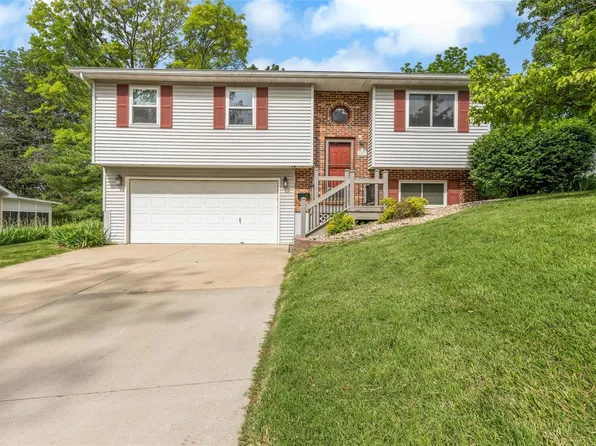 27 Williamsburg Ln, Glen Carbon, IL 62034