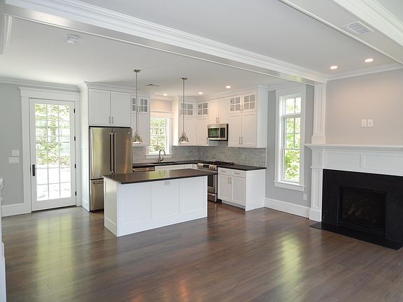 5th image of 13 Willow Drive #1B