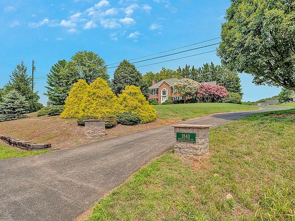 2nd image of 1840 Mountain View Rd