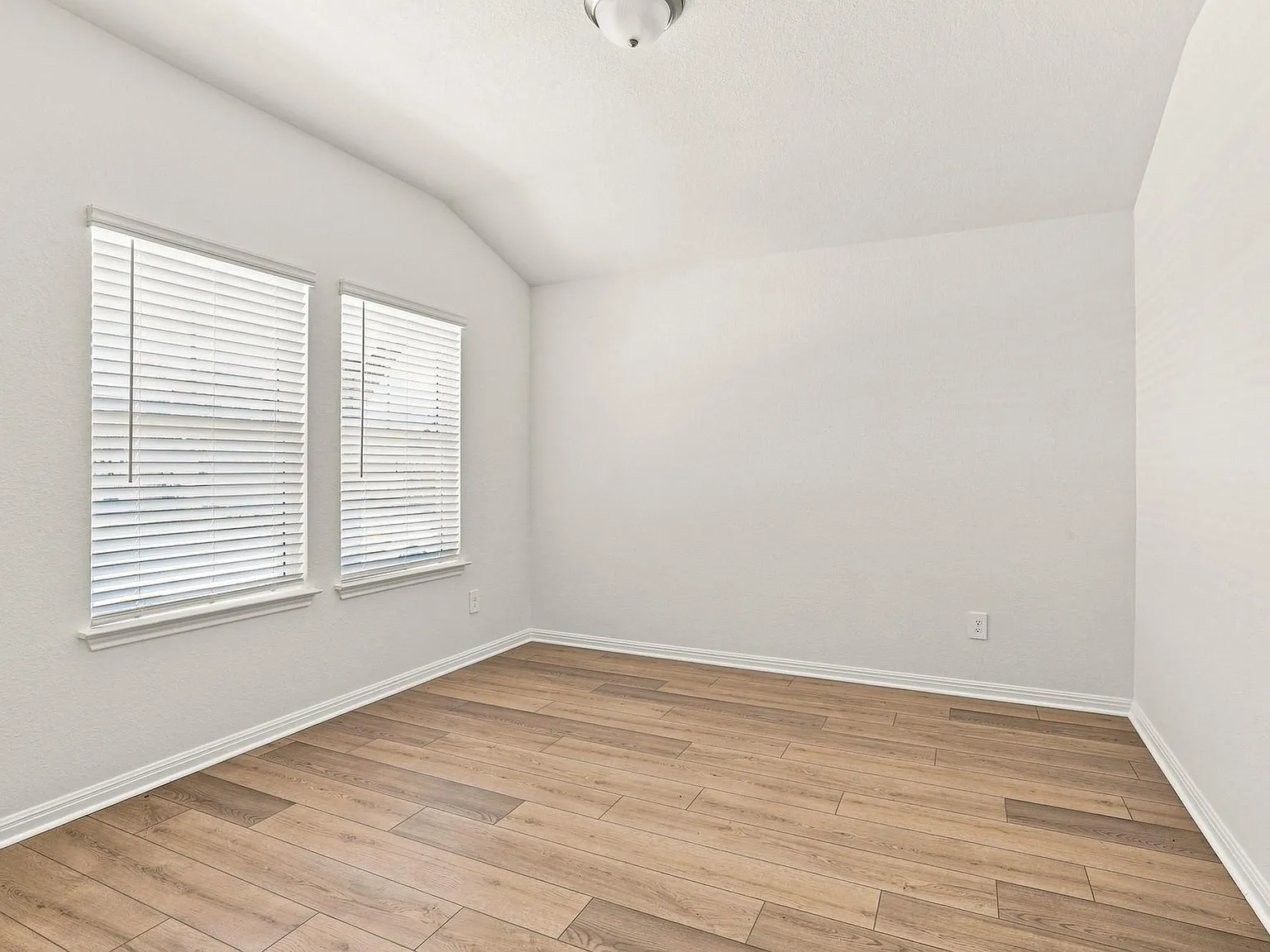 3 bed, 2.0 bath, 1825 sqft, $2,300 — Photo 3