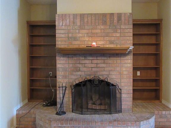 4th image of 903 E Texas Ave