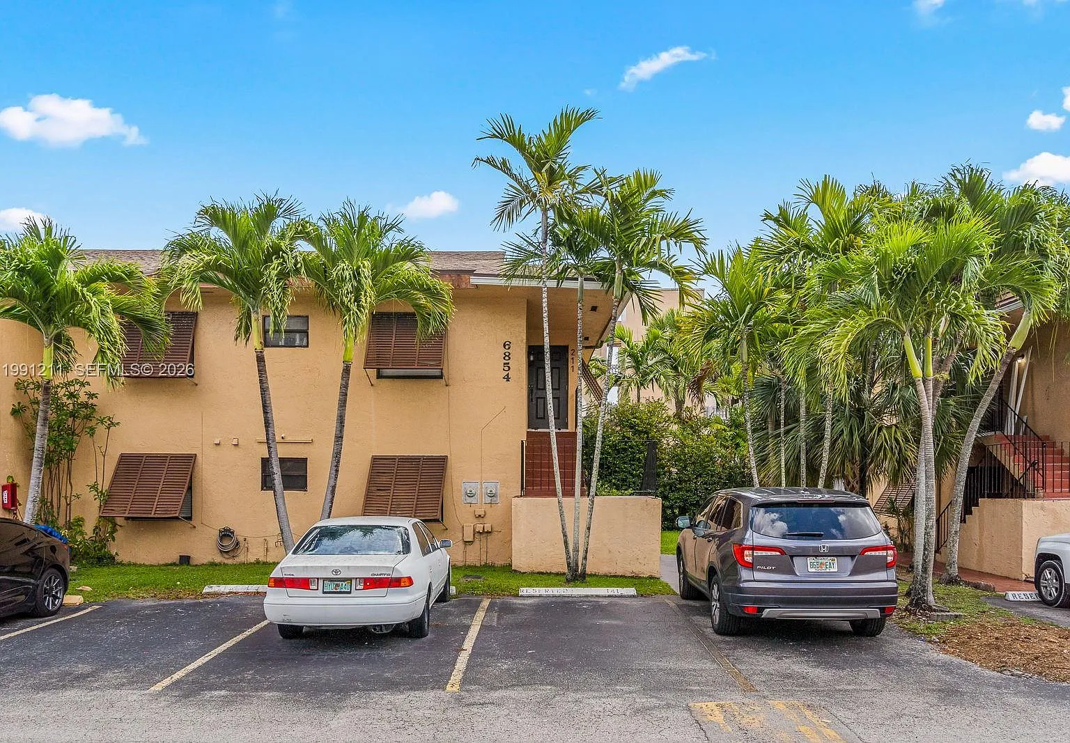 Laguna Tropical Condo — Photo 1