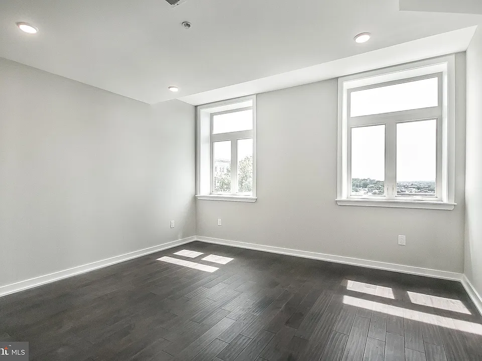 1 W Main St #402
