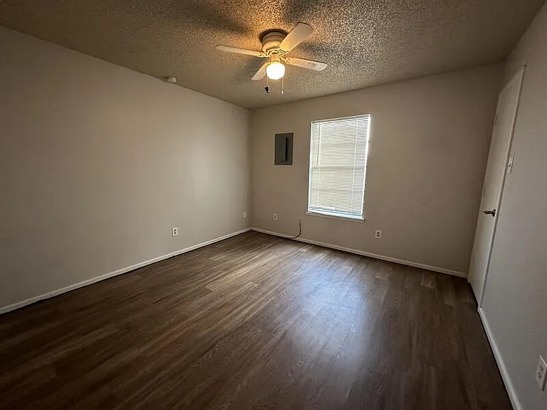 2103 S Loop 289 — Photo 2