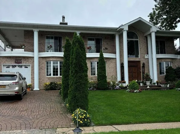 720 Fairview Ave, Westbury, NY 11590