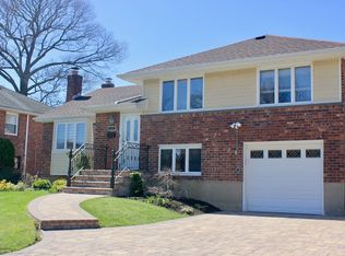 1600 Anita Ln, Seaford, NY