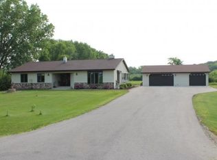 8548 S Loop Rd, Larsen, WI 54947
