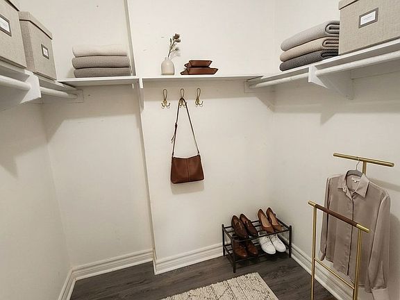 5th image of 936 Glen St #208