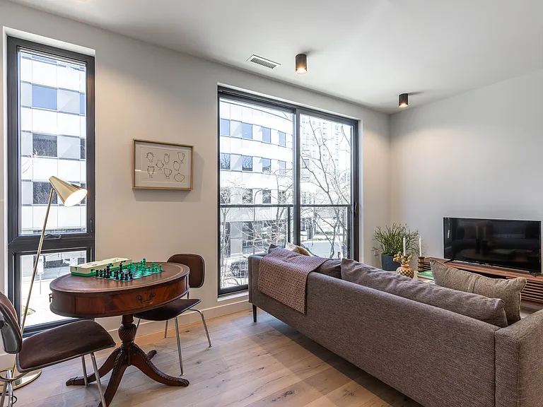 1712 Oak #201 (former model unit) (identical layout for 301 and 401)