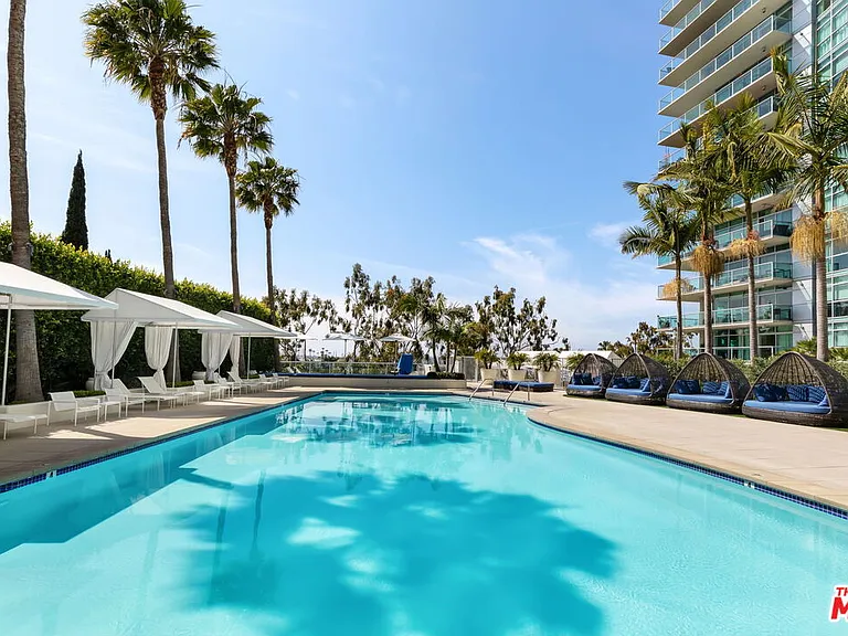 13700 Marina Pointe Dr #415 — Photo 25