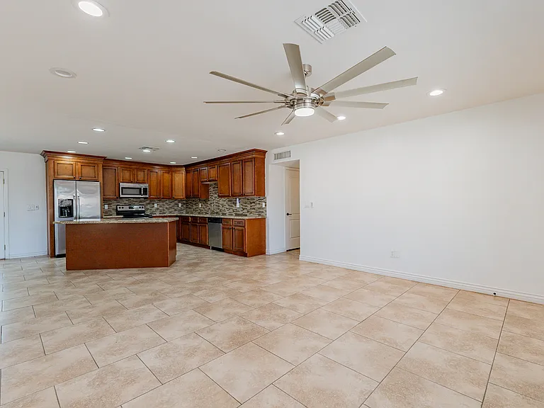 7318 E Sheridan St — Photo 3