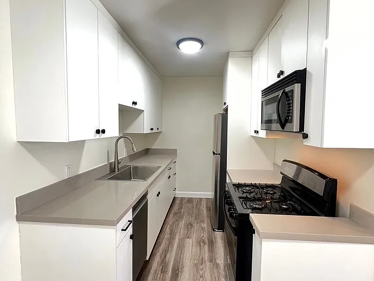2408 Ocean Park Blvd — Photo 11