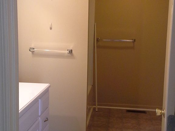 4th image of 208-210 Woodview Dr