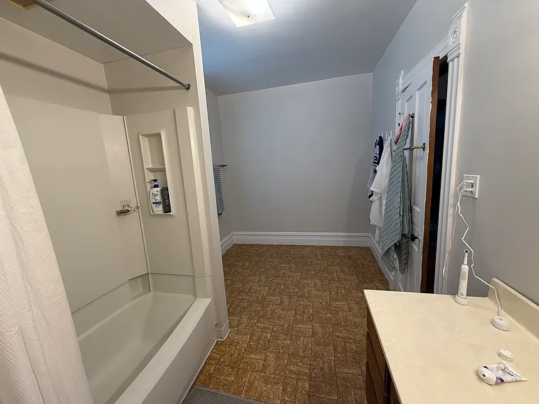 Large 2nd floor full bathroom.