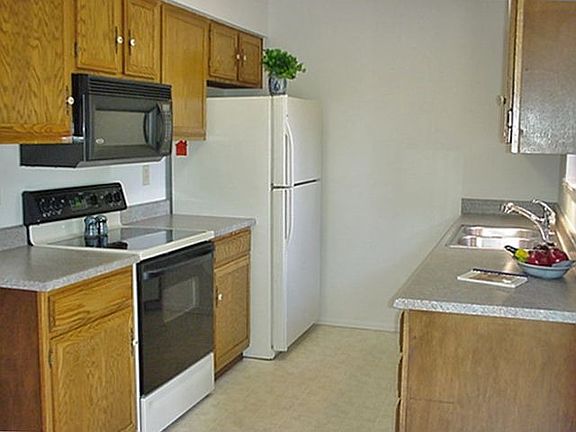 KITCHEN WITH ALL APPLIANCES