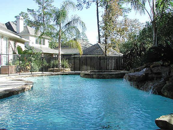  Wonderful pool and spa with child safety fence and aqualink