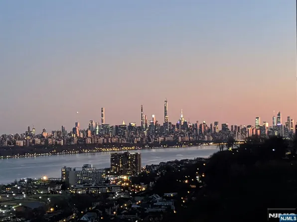 3 Horizon Rd APT 1002, Fort Lee, NJ 07024