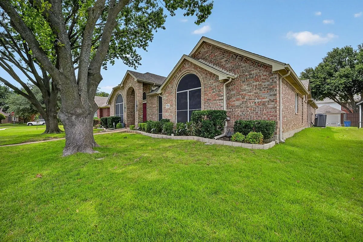 4 bed, 2.0 bath, 2185 sqft, $3,750 — Photo 2