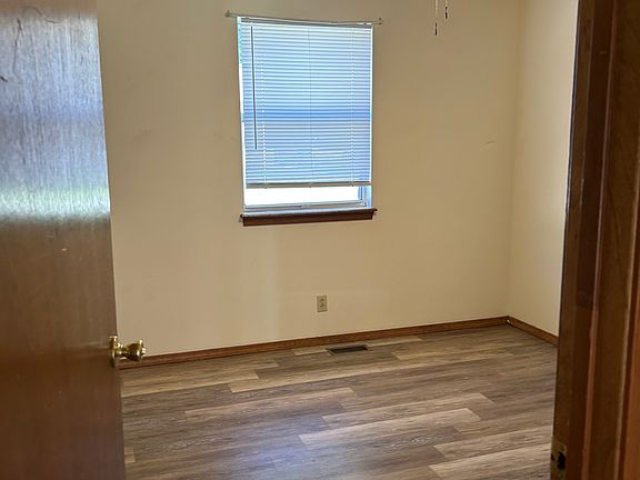4th image of 606 Valley View Dr Unit 1