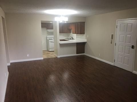 4th image of 821 E Chestnut St #7