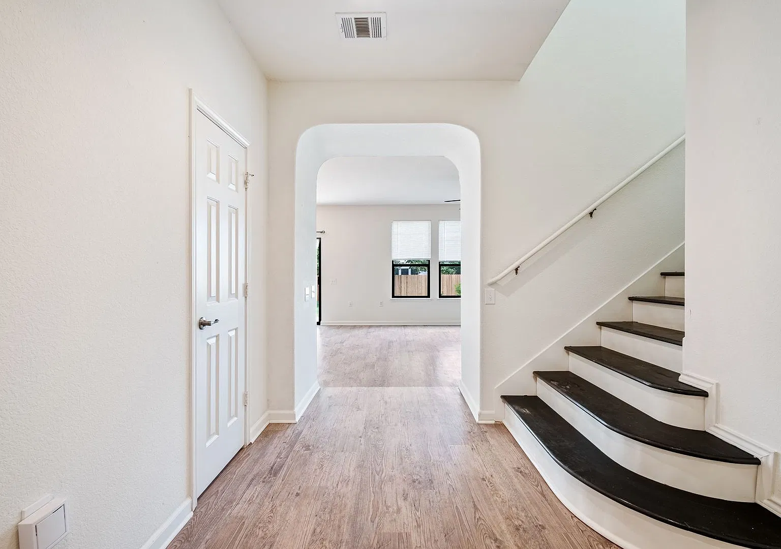 Spacious Solar-Powered 3BR Home Near McKinney Falls State Park | 2 Living Areas | 2,244 Sq Ft — Photo 4