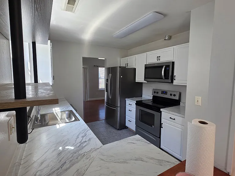 1216 Halls Chance Ln — Photo 2