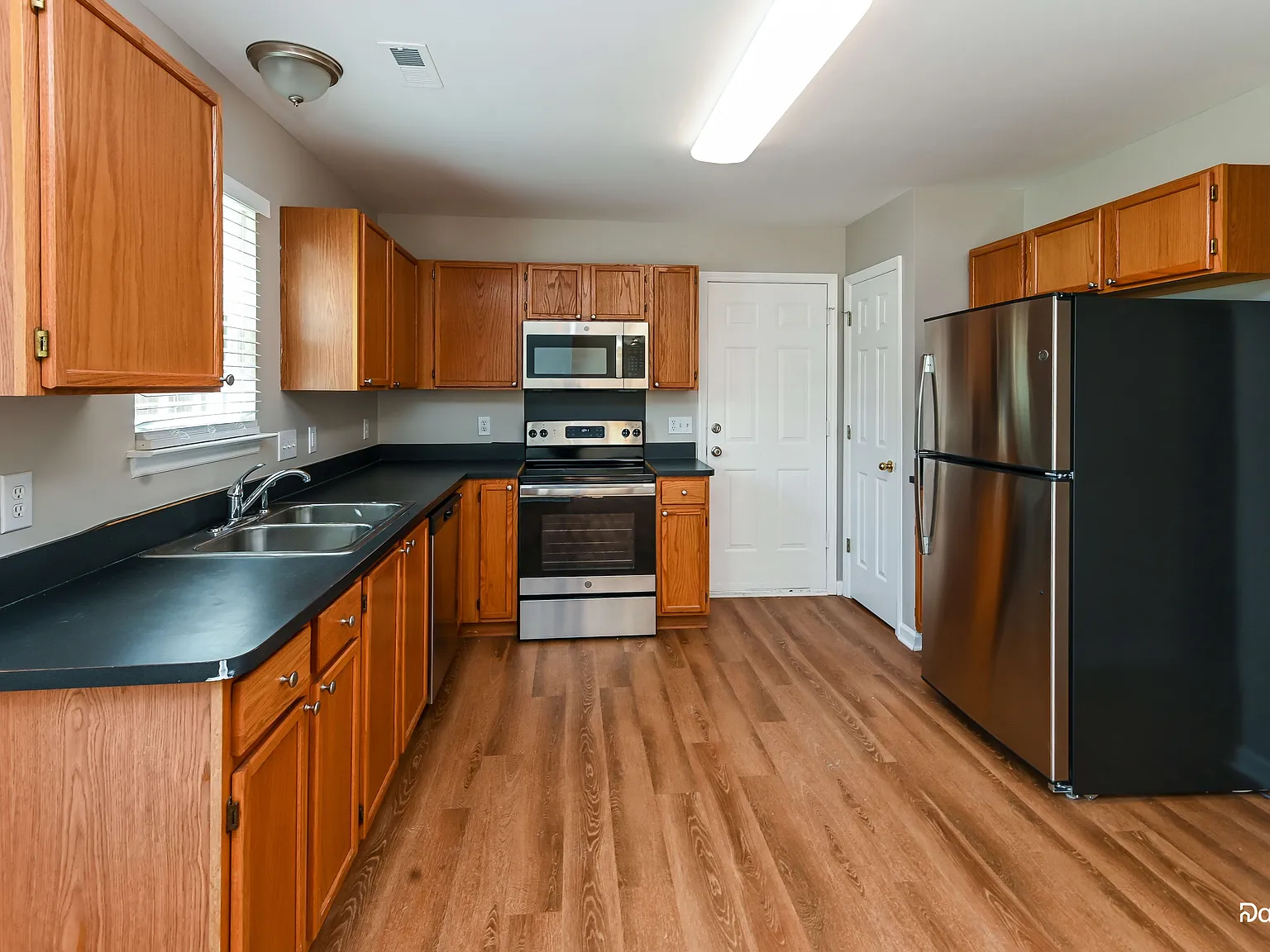 3 bed, 2.5 bath, 1718 sqft, $2,145 — Photo 3