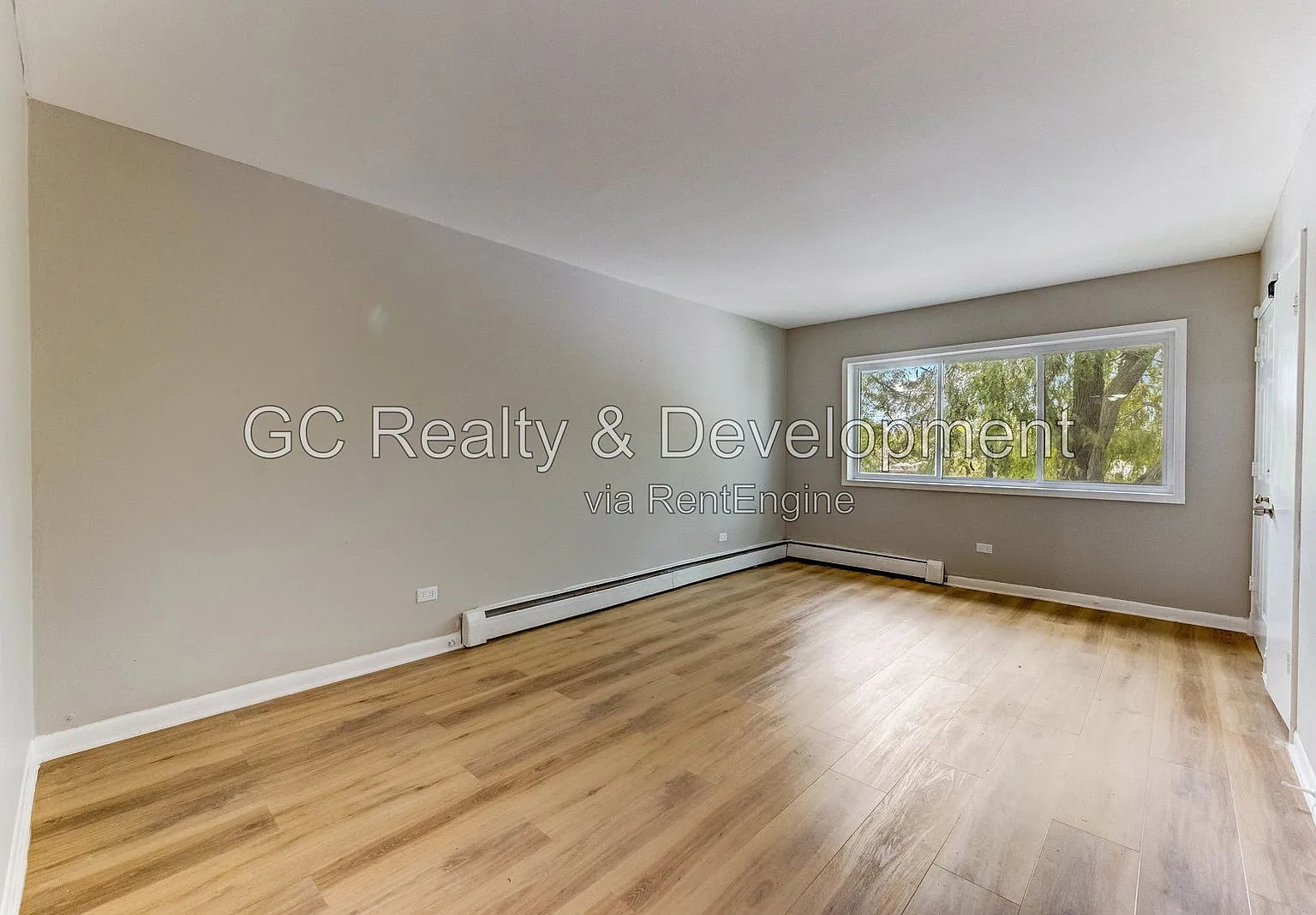 3 bed, 1.0 bath, 1055 sqft, $1,795 — Photo 2
