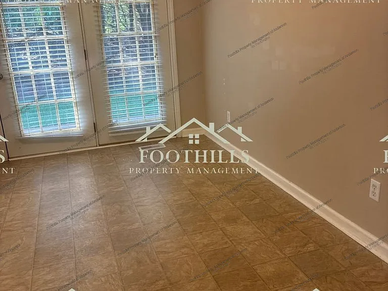 107 Ashton Ln — Photo 2