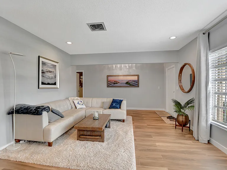 510 Silver Ln — Photo 2